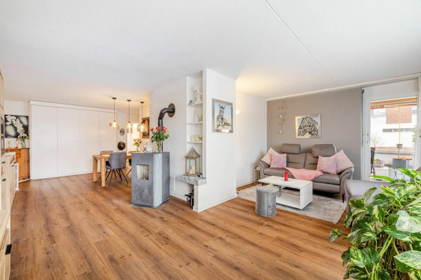 Appartamento 4.5 stanze ristrutturato con stile in una zona residenziale tranquilla di Uzwil - Foto 8 di 11