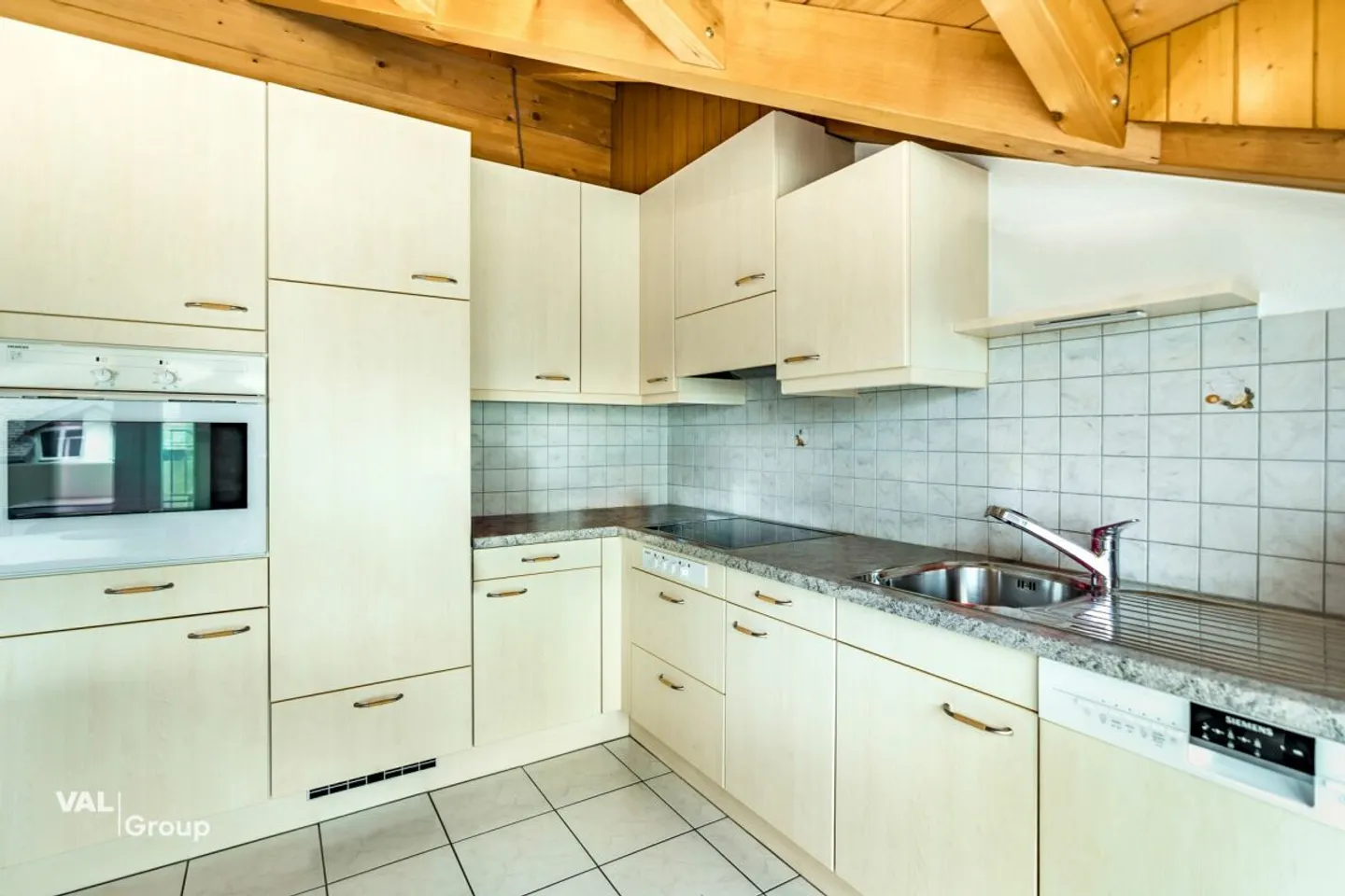 Character, Light and Mountain View: 4½-room attic apartment in the center of Visp - Photo 4 of 13