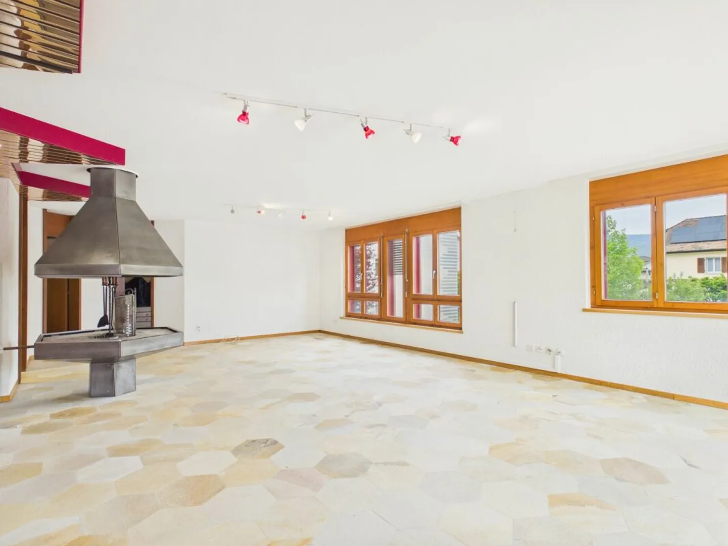 Spacious Villa with Spa & Office - Photo 12 of 13