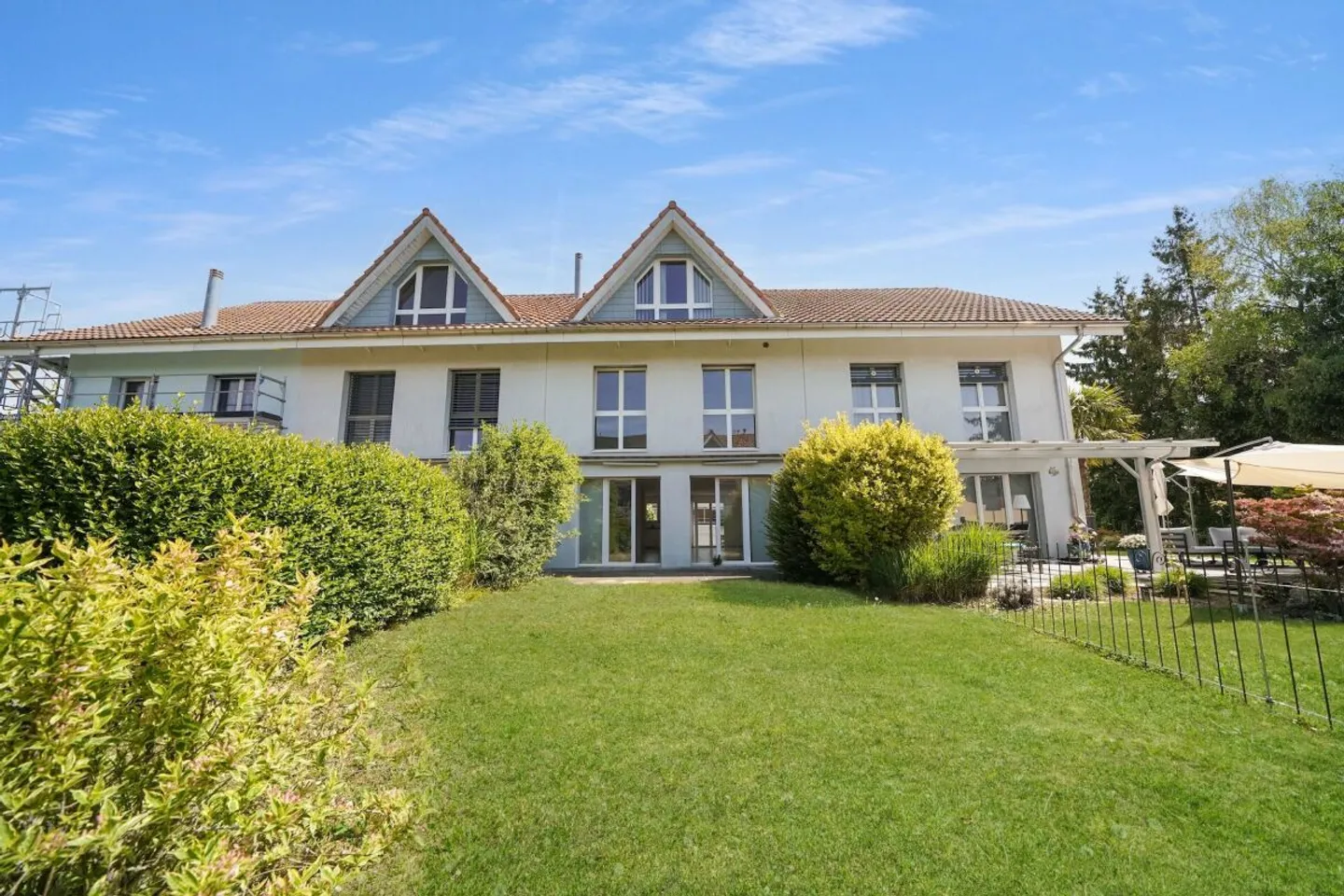 Merveille d'espace - Belle maison de 5,5 pièces au bord tranquille de l'Aare - Photo 2 sur 13