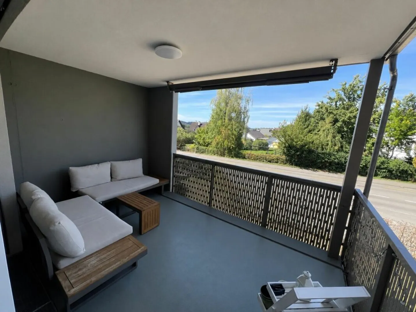 Modern 2.5-room apartment with spacious balcony and evening sun - Photo 8 of 9