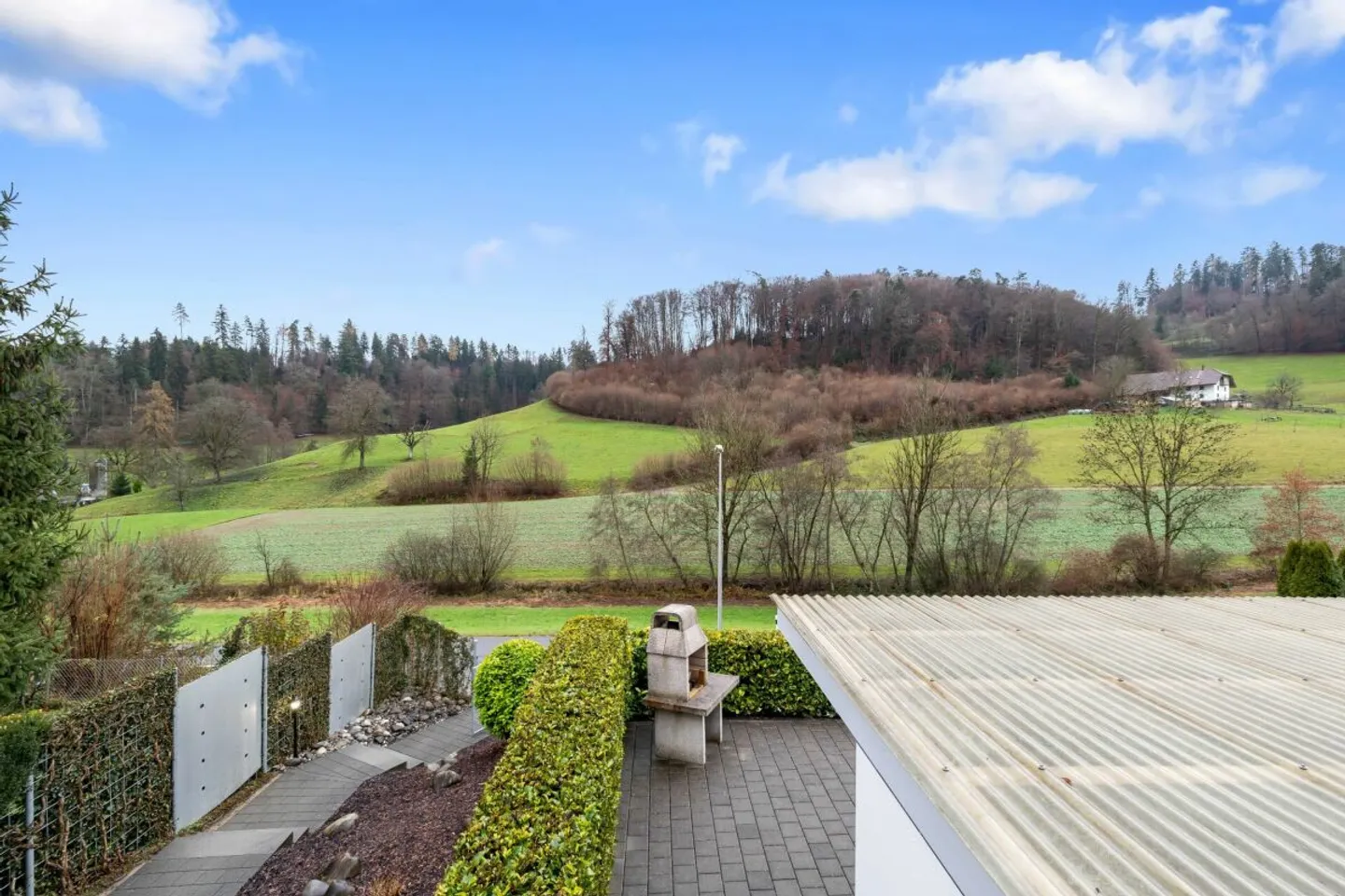 Charmante maison individuelle dans un emplacement élevé avec des possibilités d'utilisation variées. - Photo 2 sur 13