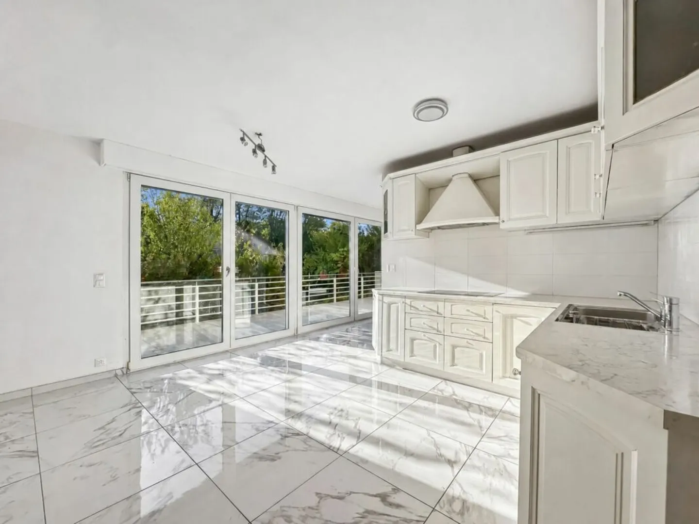 3.5-ROOM APARTMENT OF 97 M2 WITH TERRACE AND 2 PARKING SPACES. - Photo 6 of 13