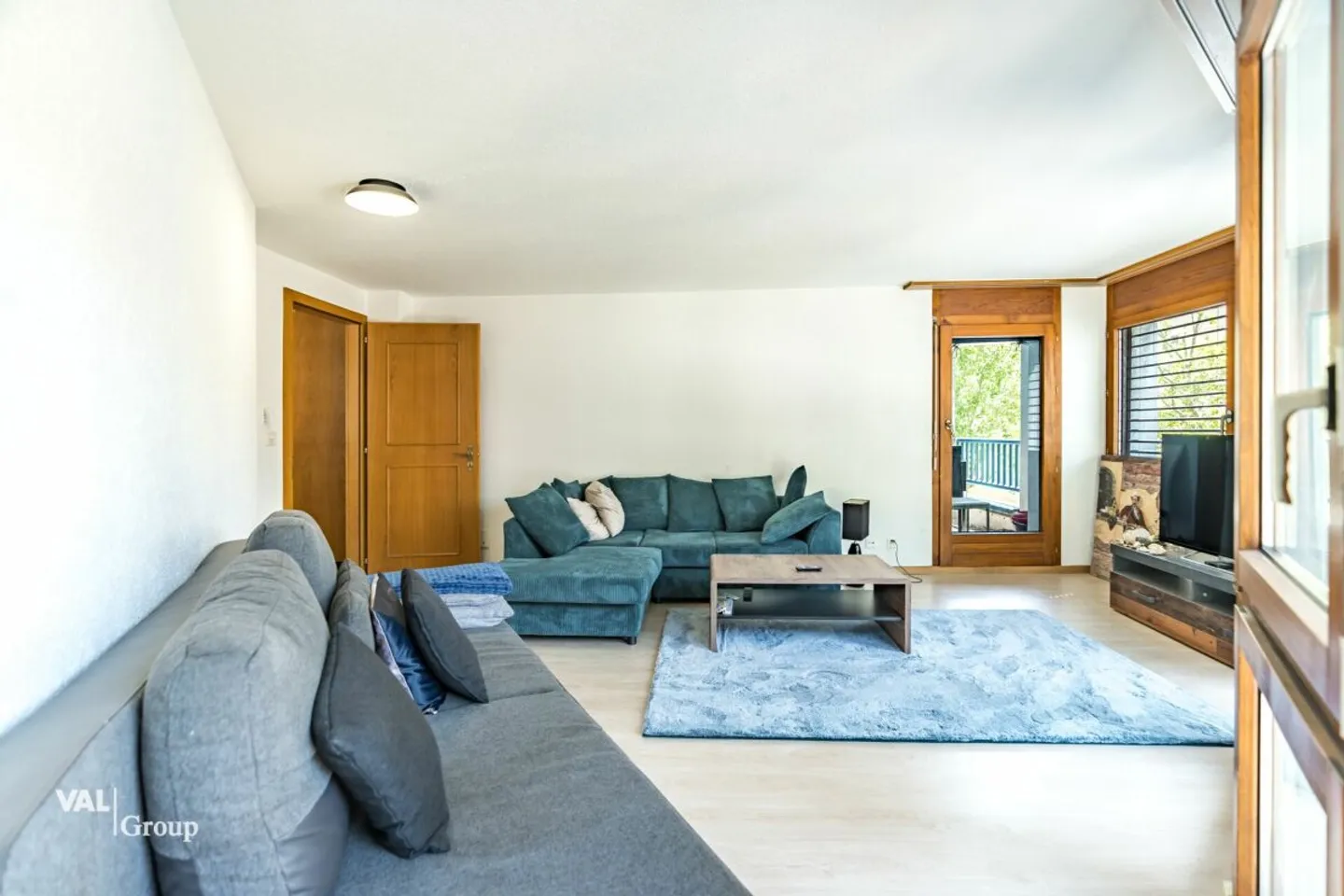 Appartement extrêmement central avec deux balcons et une lumière généreuse - Photo 6 sur 13