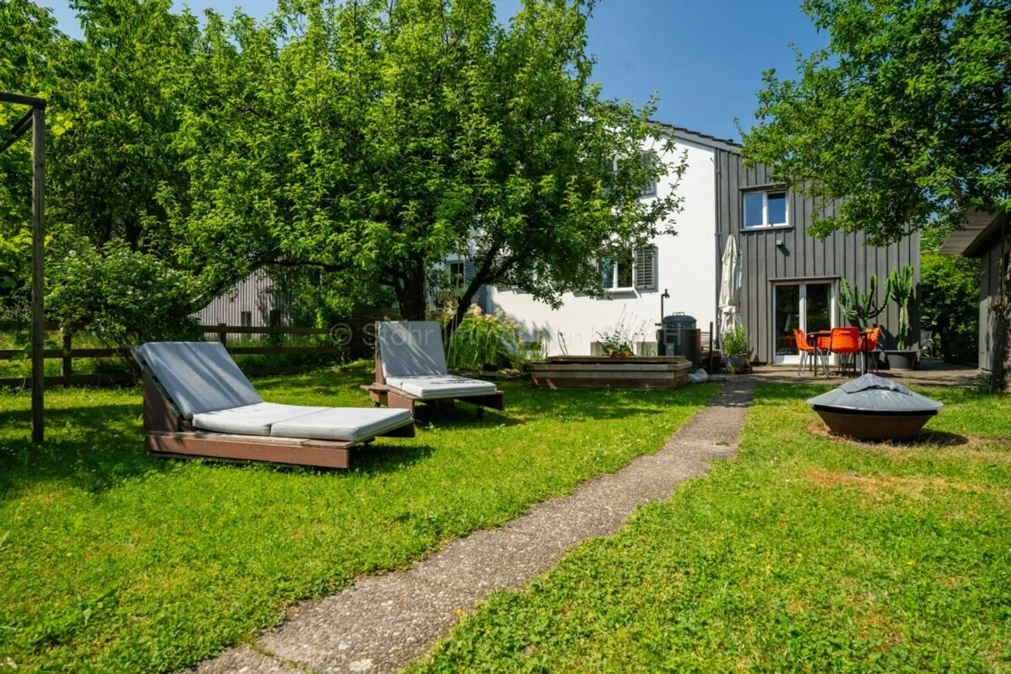 Charmante maison jumelée de 5,5 pièces avec un merveilleux environnement - Photo 2 sur 13