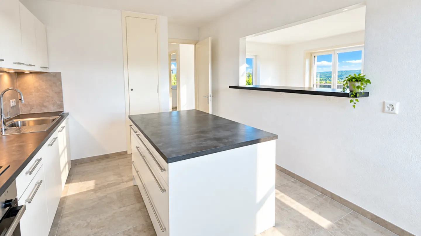 Beautiful bright 3-room apartment with balcony and magnificent unobstructed view in La Chaux-de-Fonds - Photo 2 of 13