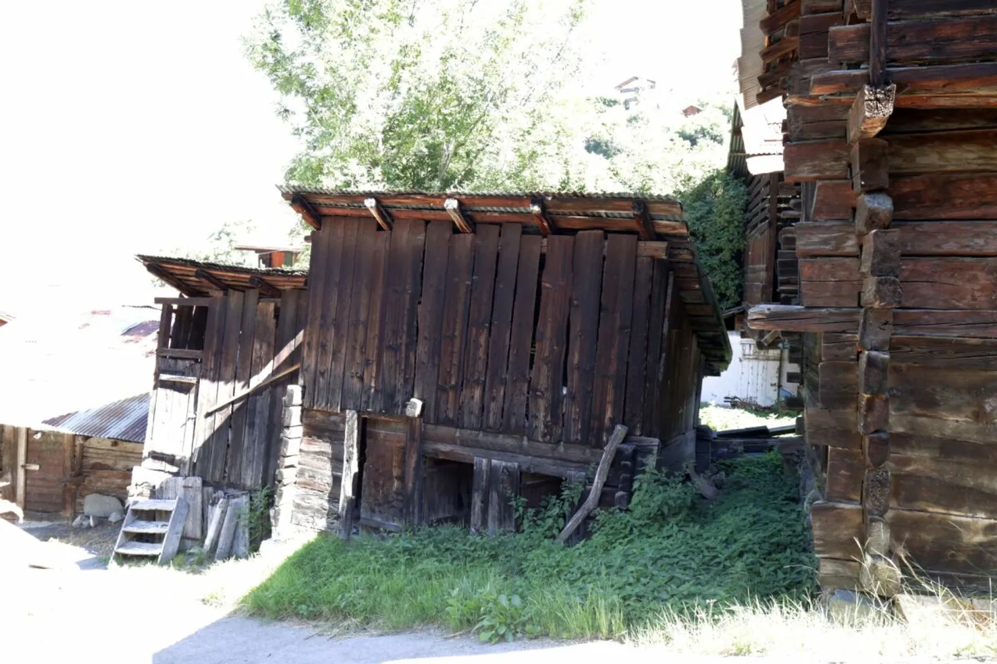 Diversi fienili con fienile da ristrutturare nel villaggio di Brignon - Foto 3 di 4
