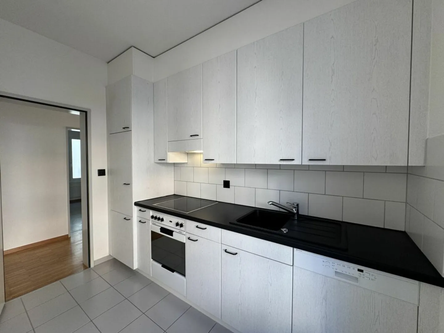 Urban living in a prime location: Beautiful 3.5-room apartment near Limmat and Zurich Wipkingen train station - Photo 6 of 8