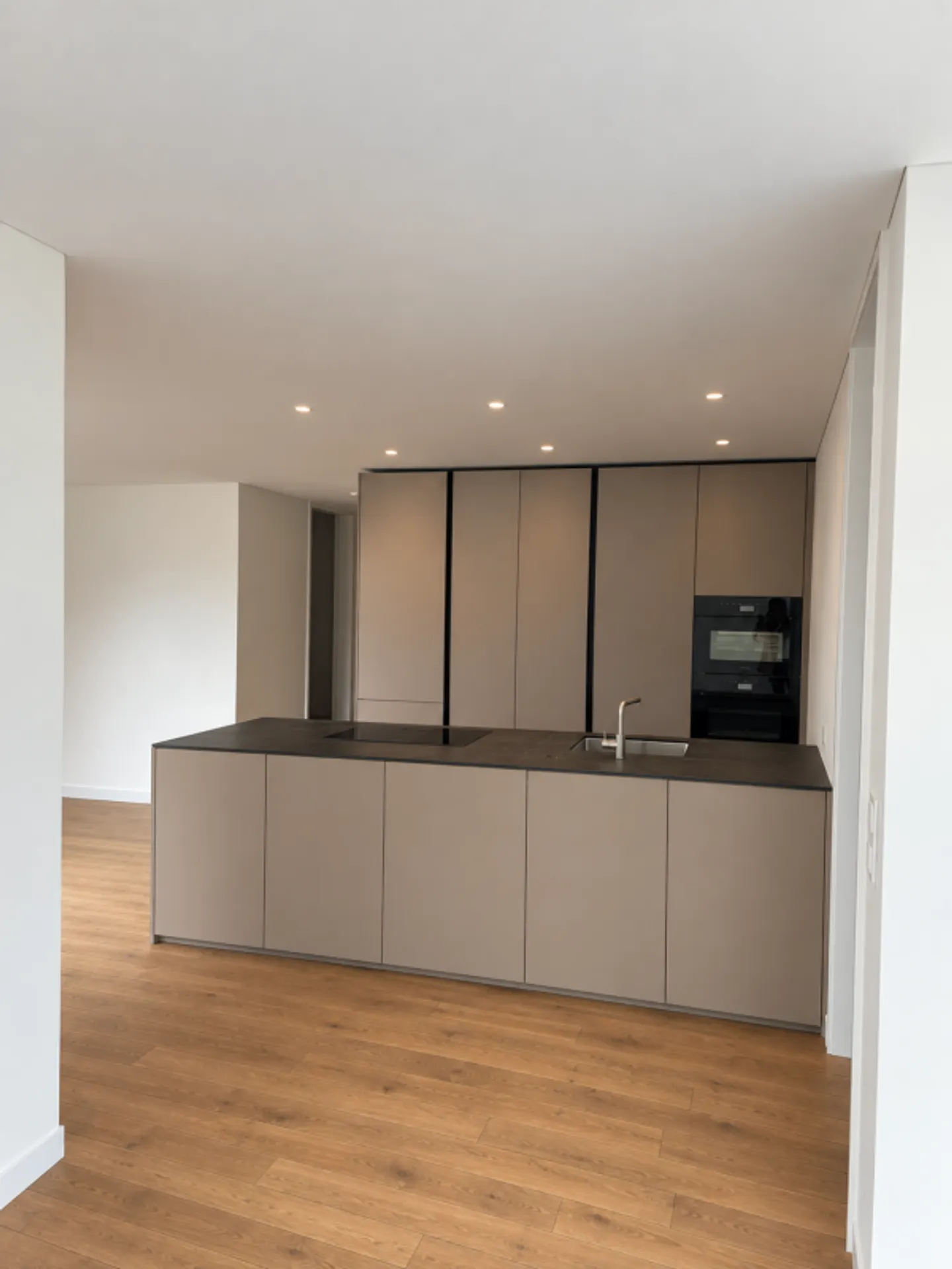 Traumhafte 3.5-Zimmer-Wohnung mit Rigiblick im Erstbezug - Photo 4 of 10