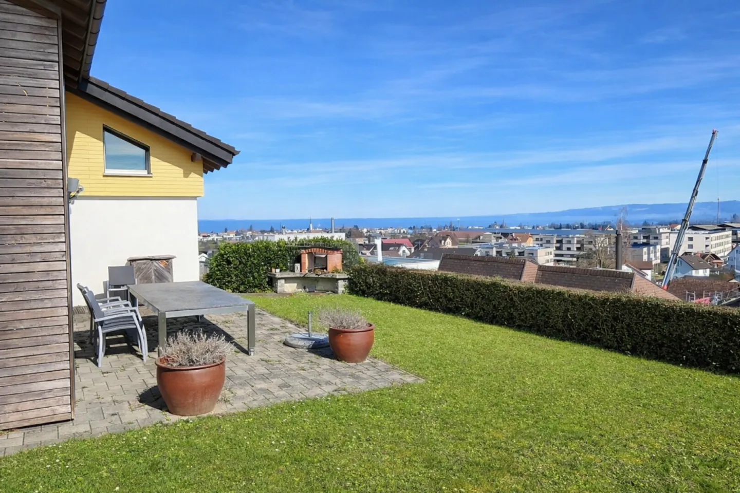 Single-family house with lake view - Photo 1 of 9