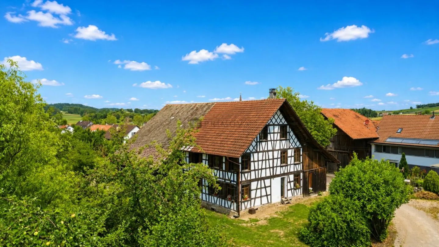 Historical half-timbered house on 1,706 m² plot with development potential - Photo 1 of 10