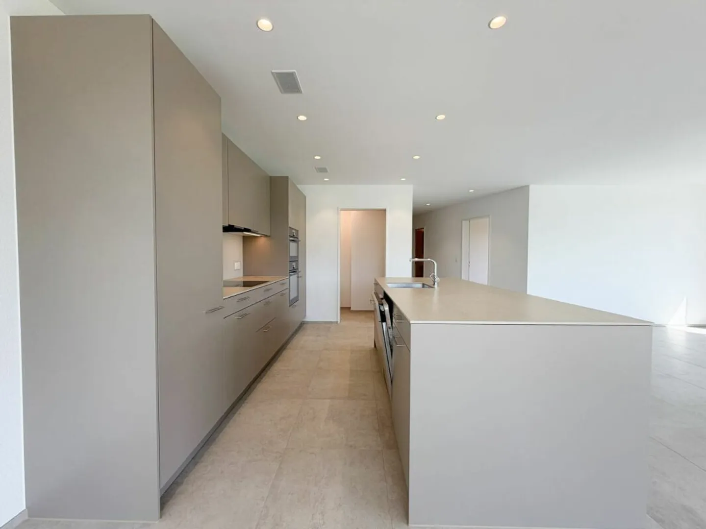 Rentrer chez soi du côté ensoleillé à Wil avec une vue TOP !! - Photo 4 sur 13