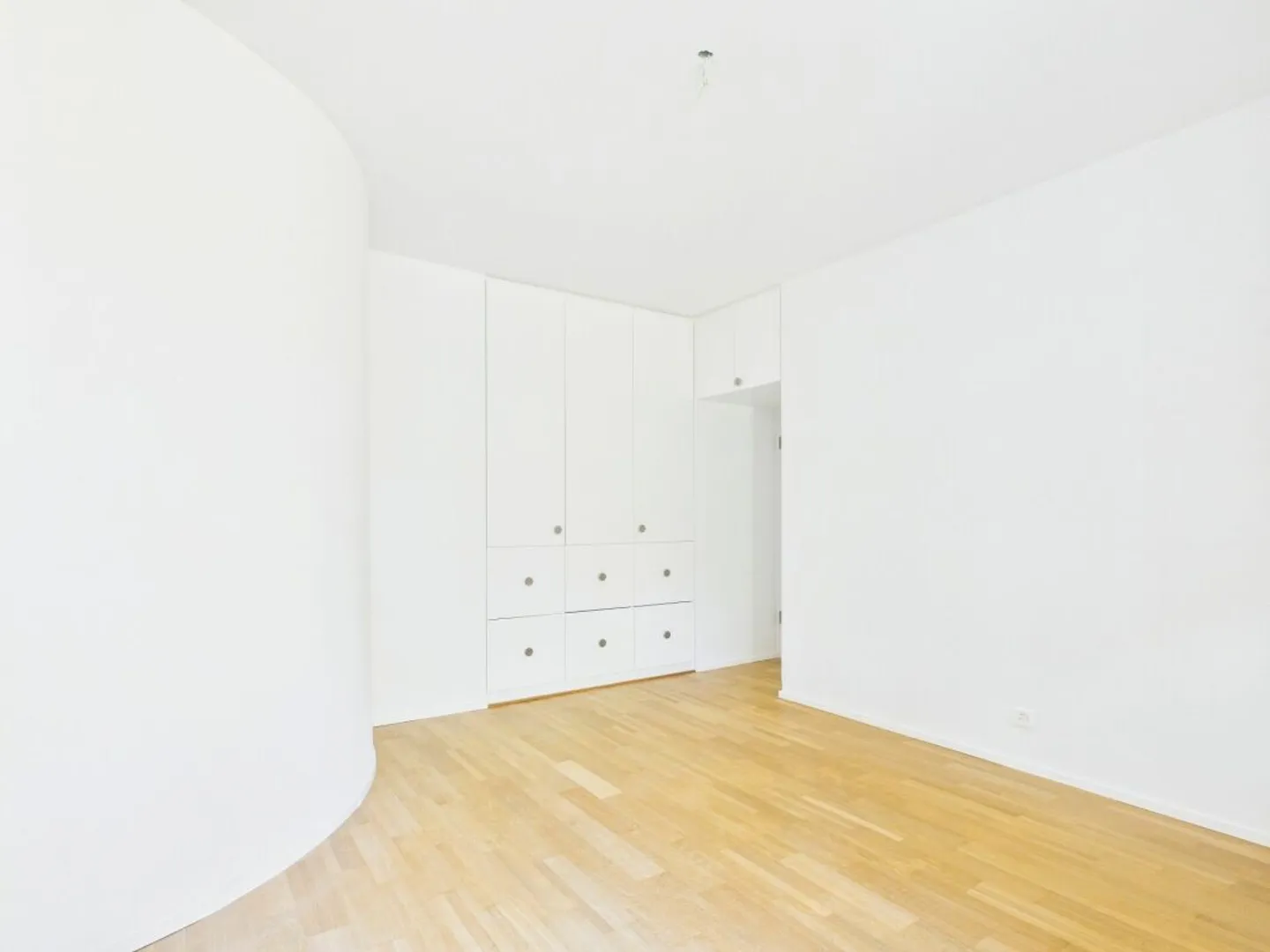 Vie élégante sur Bruderholz avec cheminée, balcon, terrasse et jardin ornemental - Photo 10 sur 13