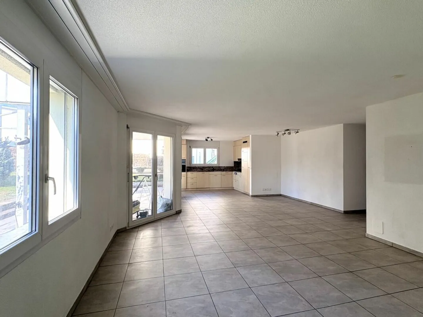 Appartamento 4½ locali con grande giardino in uso esclusivo - Foto 3 di 12