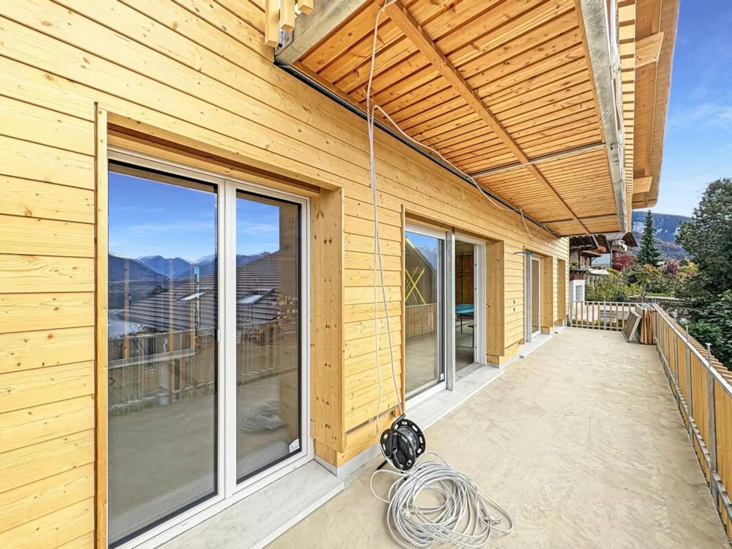 Nouvelle construction dans le style chalet, indépendante, moderne et avec une vue attrayante sur le lac de Thun en direction de Niesen et Thun - Photo 8 sur 13