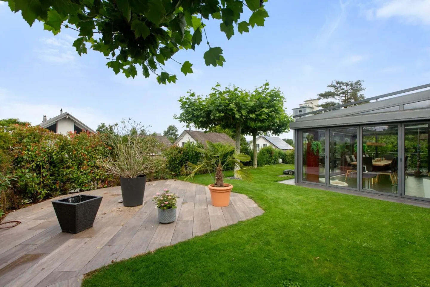 Single-family house with well-kept garden and unique garage - Photo 2 of 13