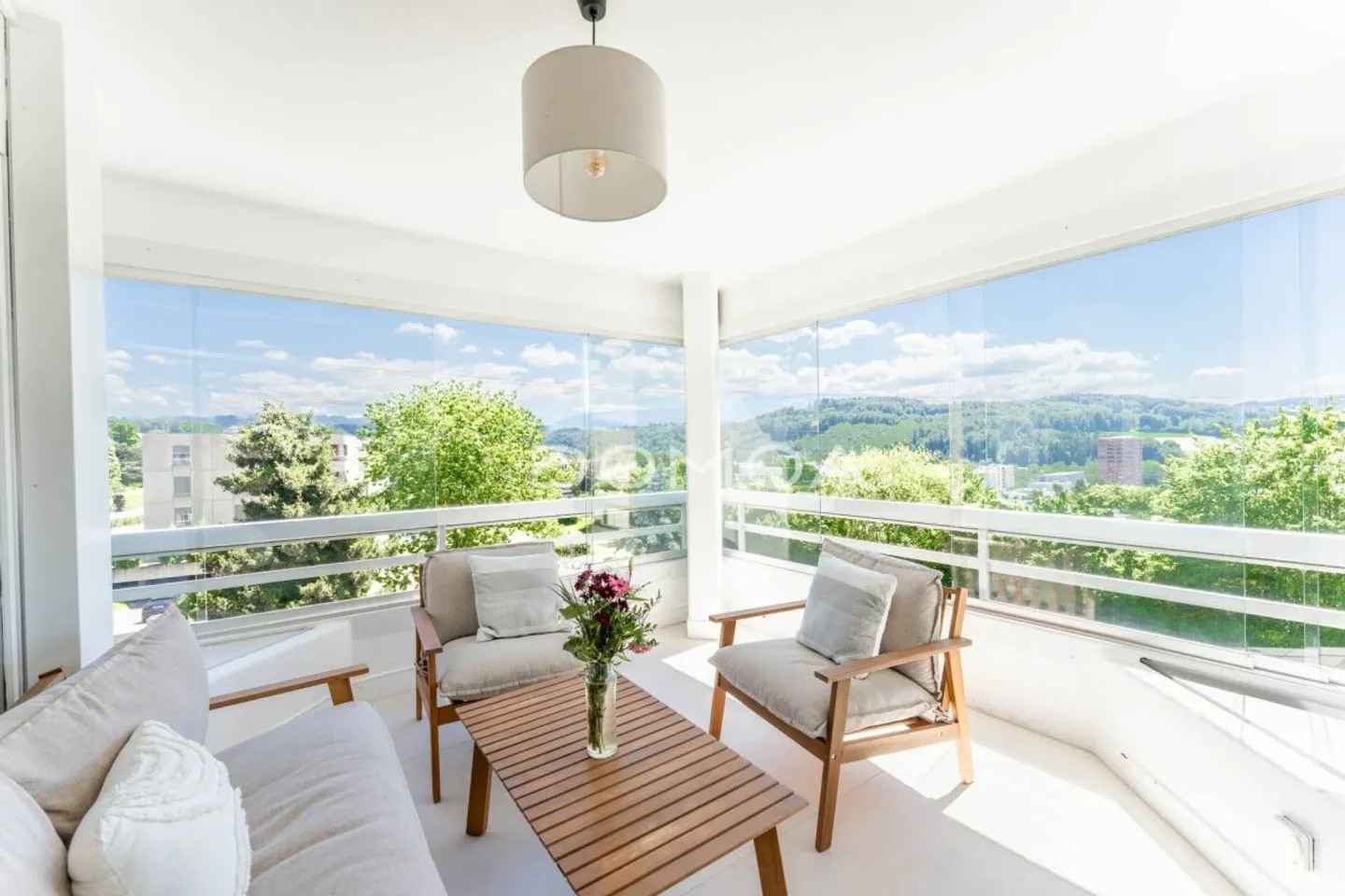 Renovated 4.5-room penthouse with large terrace - Brightness, charm, and comfort! - Photo 1 of 12