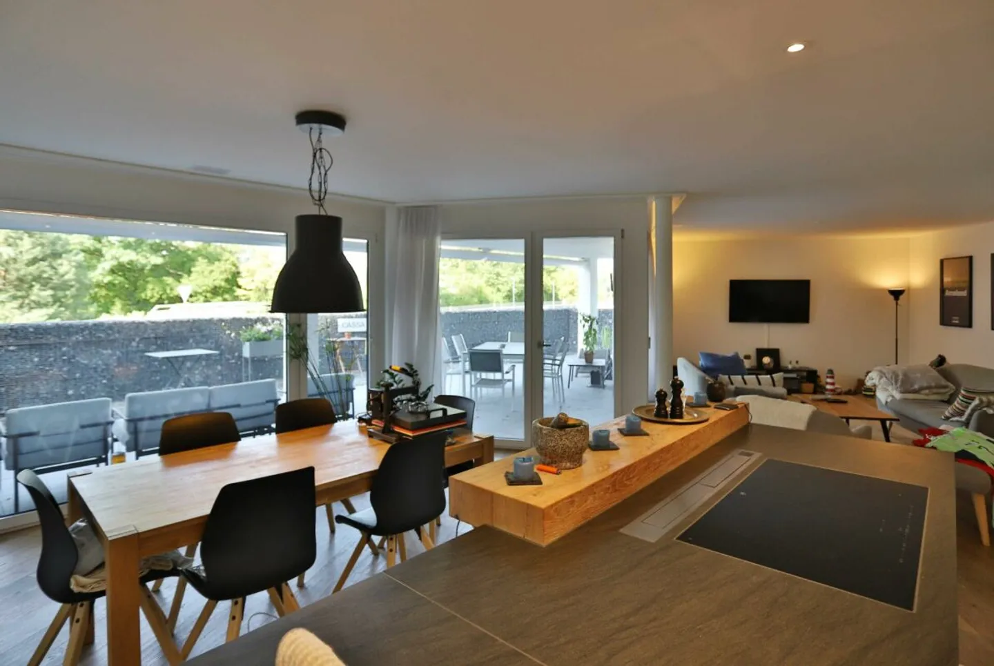 Modern living comfort just a few steps from Lake Zurich - Photo 2 of 9