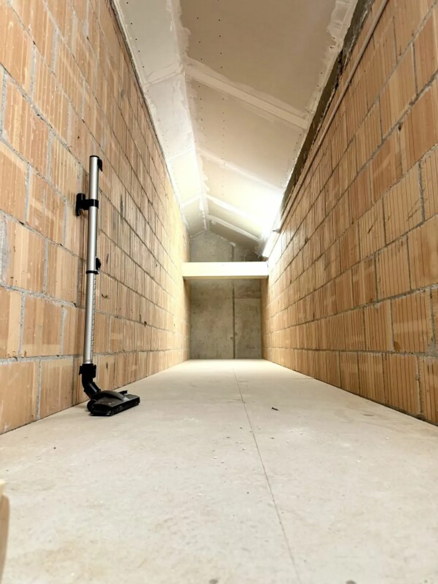 Appartement sous les combles de 4,5 pièces à Tuggen - Photo 10 sur 11