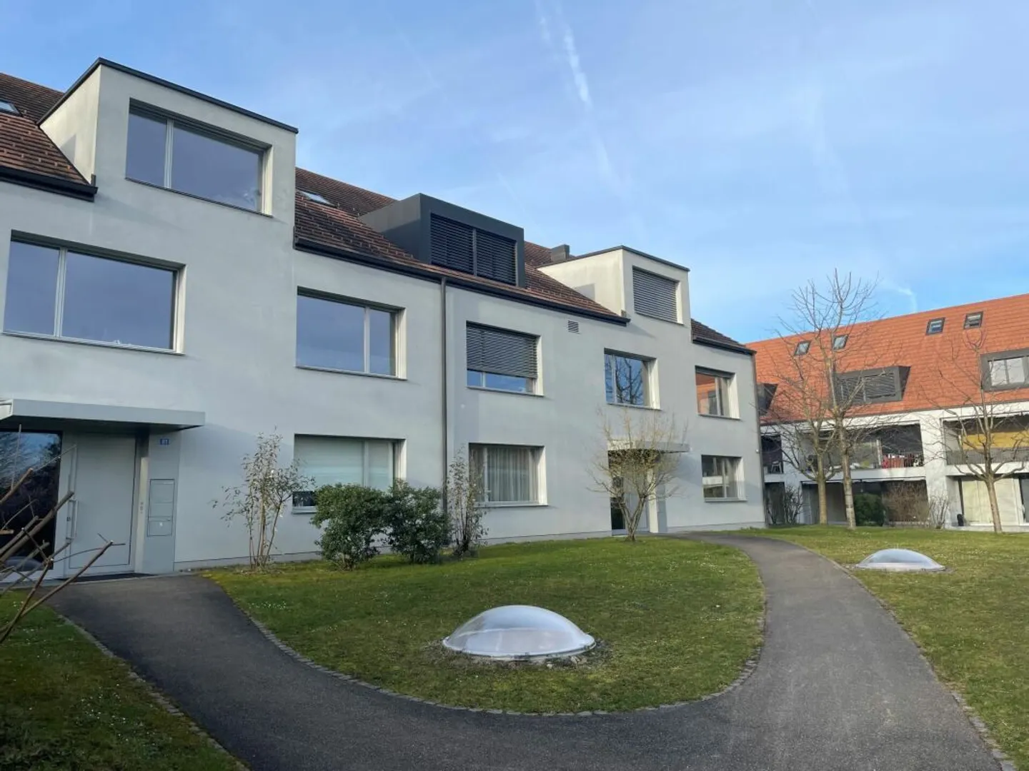 Ampio appartamento con giardino a Oberwil - Foto 1 di 11