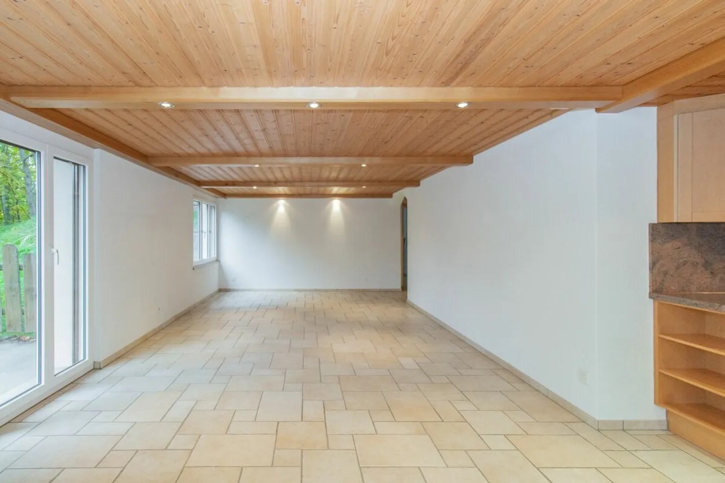 Spacious 3.5-room garden apartment - Comfortable living with winter garden and private outdoor area - Photo 3 of 13