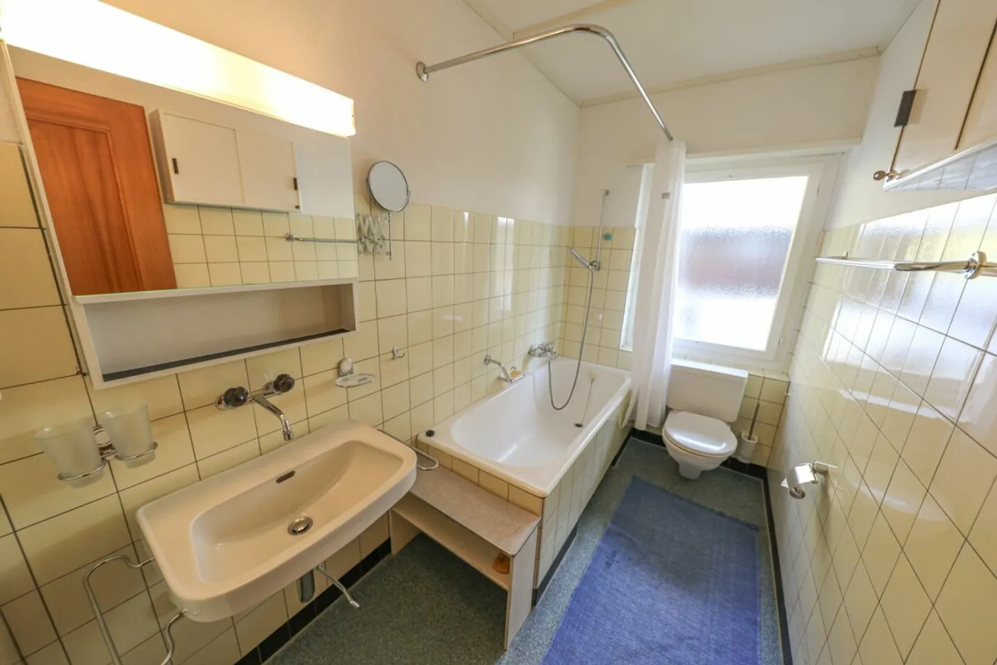 Chalet rustico con due unità abitative e garage in un ambiente idilliaco - Foto 8 di 12