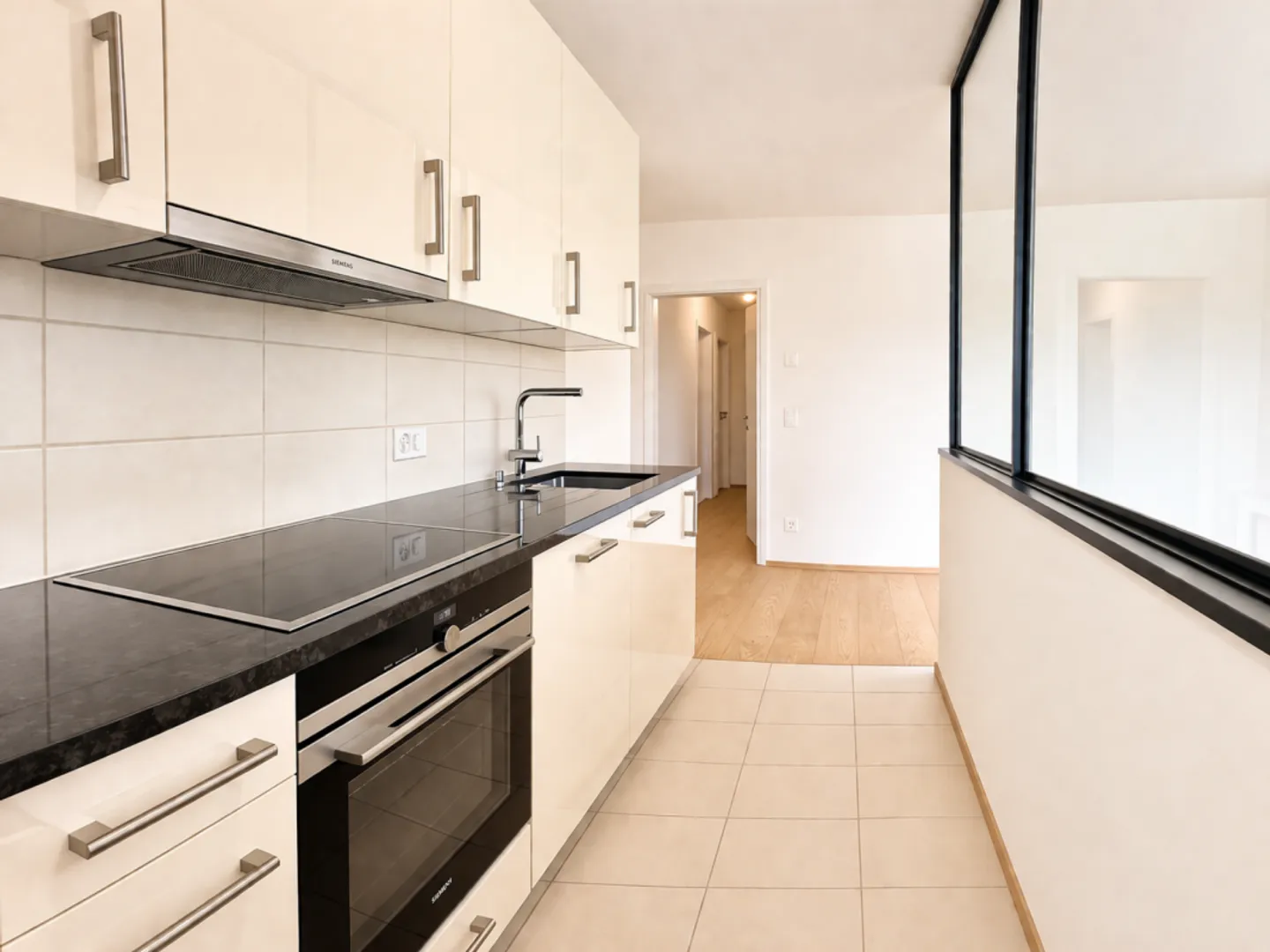 Zeitgemäße Wohnung mit Balkonen - Foto 3 von 13