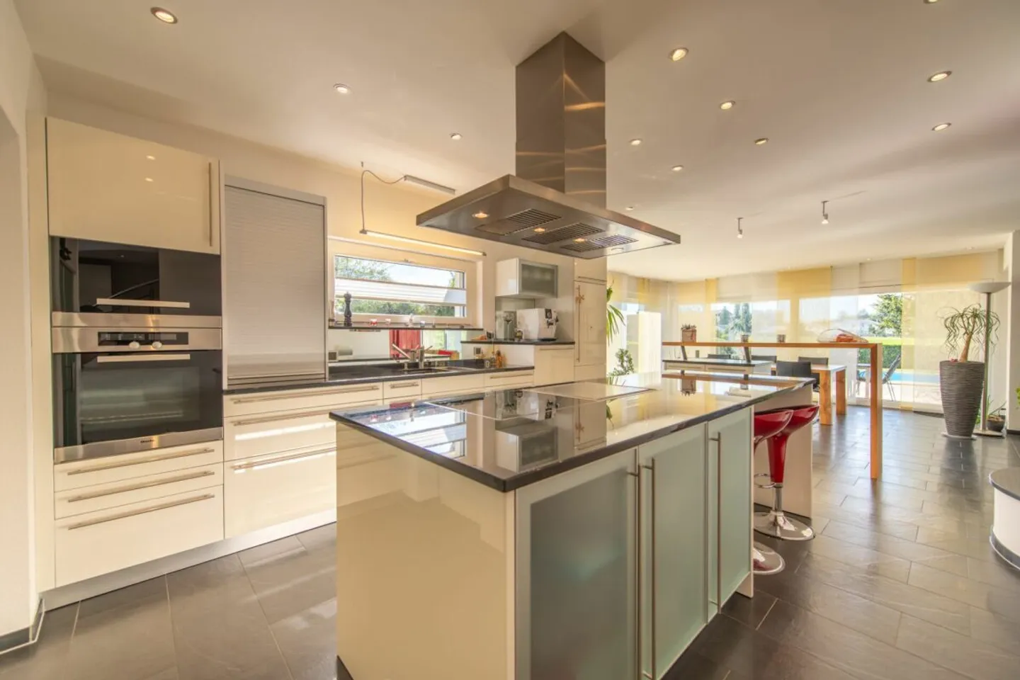 Lebensqualität pur: Freistehendes Einfamilienhaus mit Pool und Garten - Foto 6 von 13