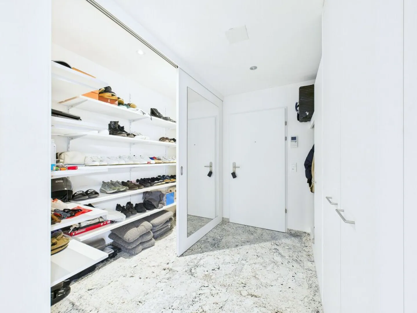 Modern designed 4.5-room penthouse apartment in a well-connected location - Photo 3 of 13