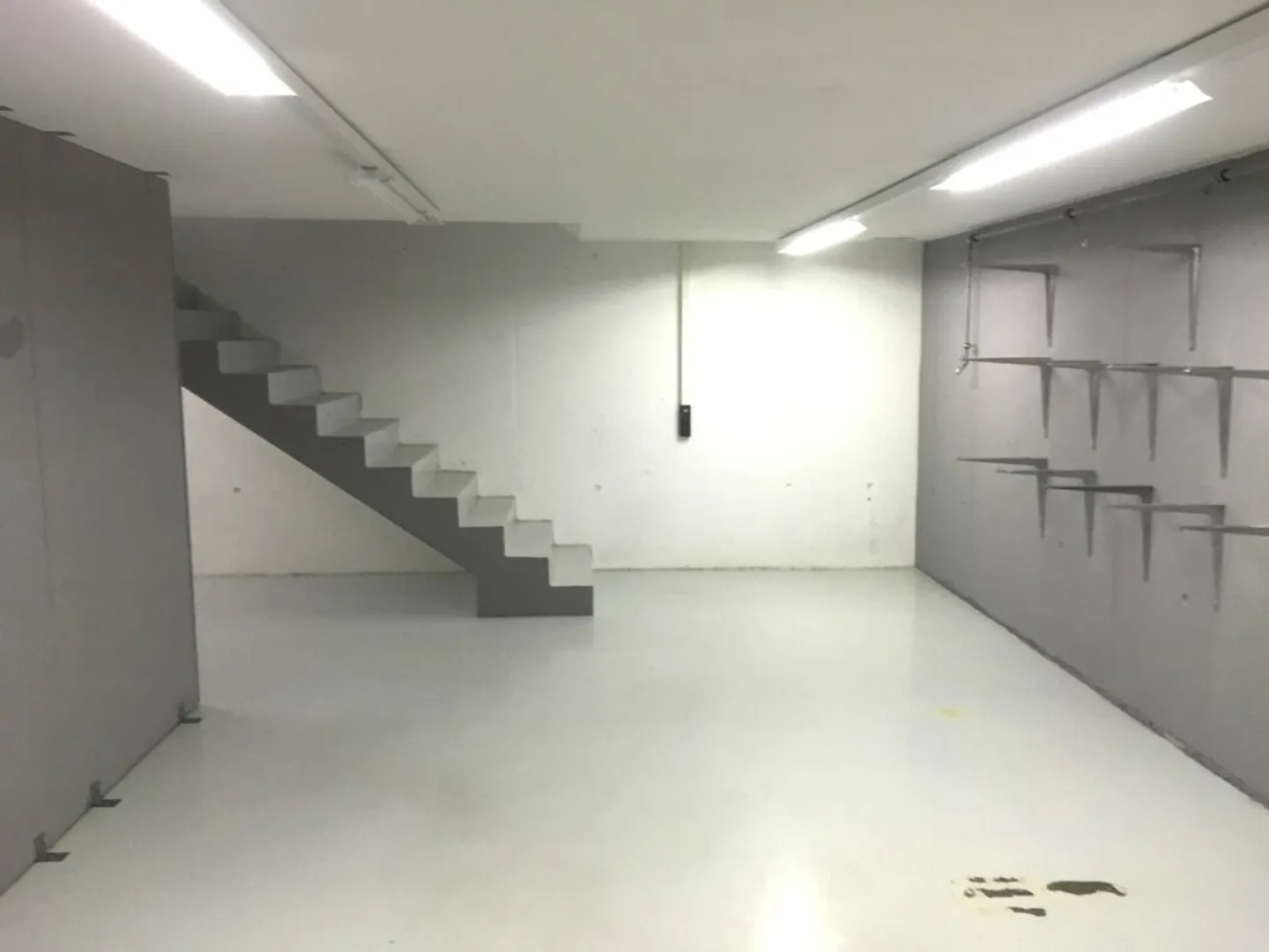 Spacious commercial and residential property with workshop, gallery, and parking spaces - Photo 8 of 13