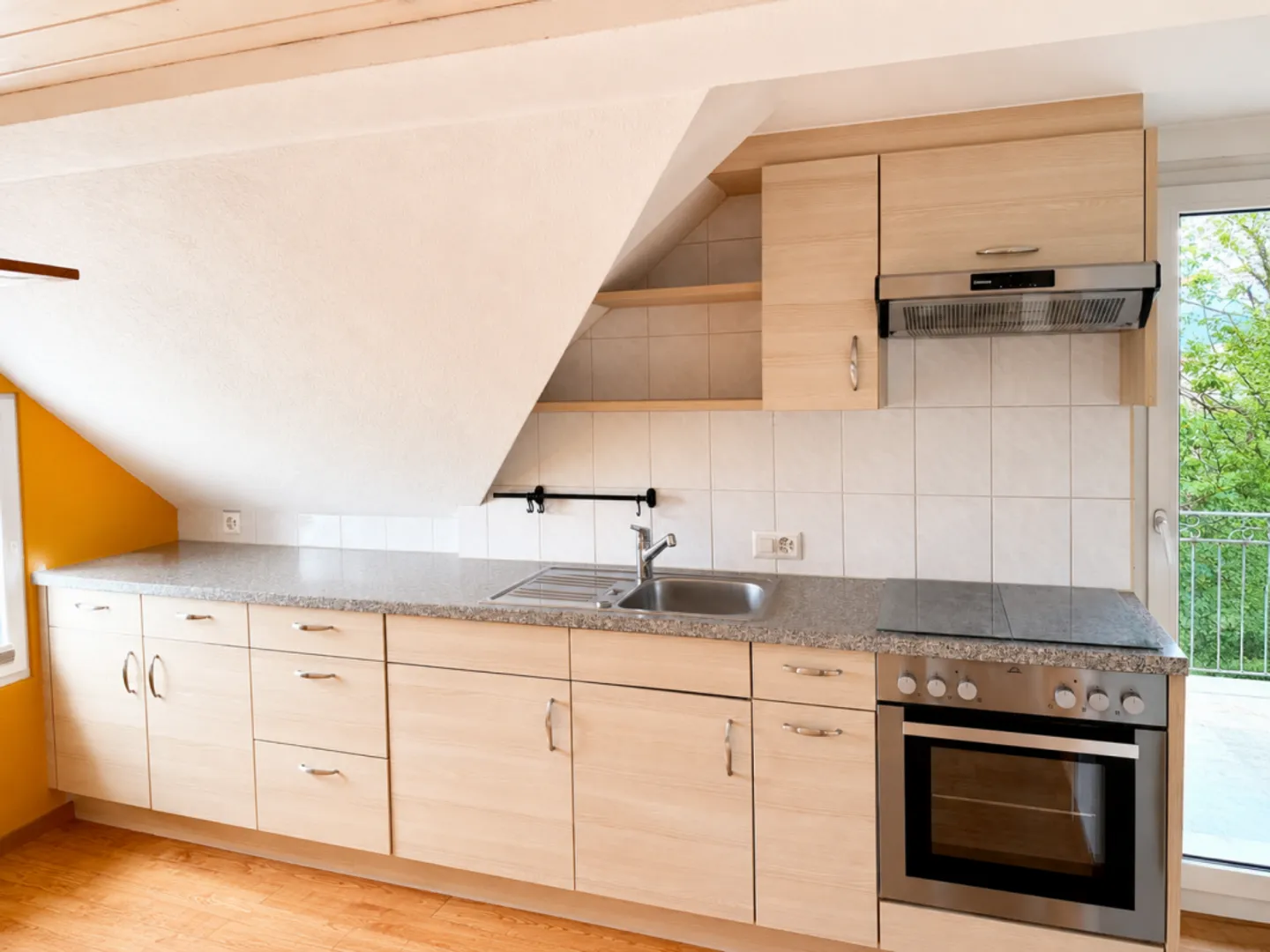 Modernized 3.5-room attic apartment with balcony and stunning view - Photo 5 of 13