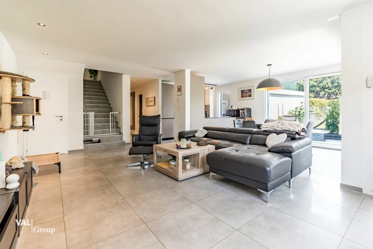 Wunderschönes Duplex mit 4,5 Zimmern, Garten, Terrassen und inkludiertem Tiefgaragenstellplatz - Foto 3 von 13