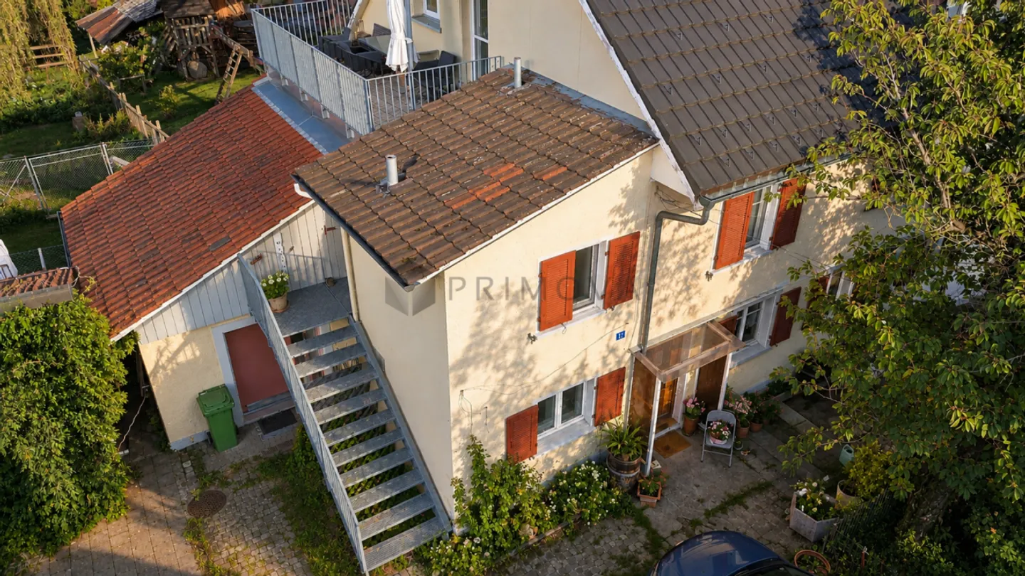 Modernisiertes Zweifamilienhaus mit Baulandreserve - Foto 2 von 13