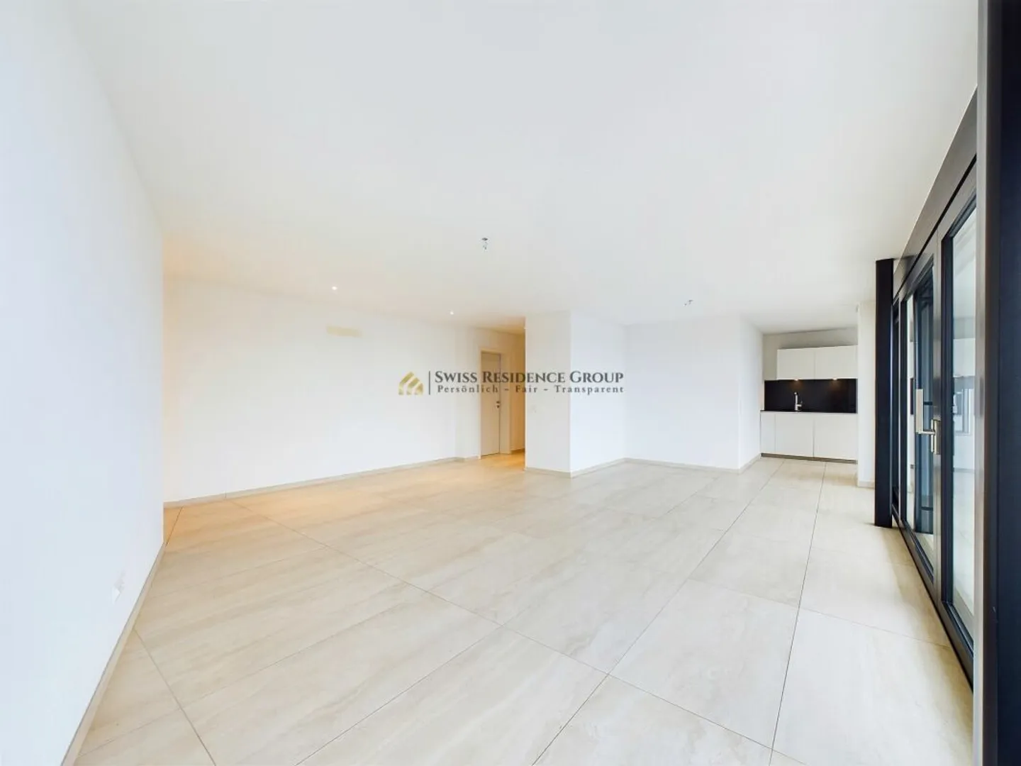 Elegant Apartment with Mountain View - Photo 3 of 13