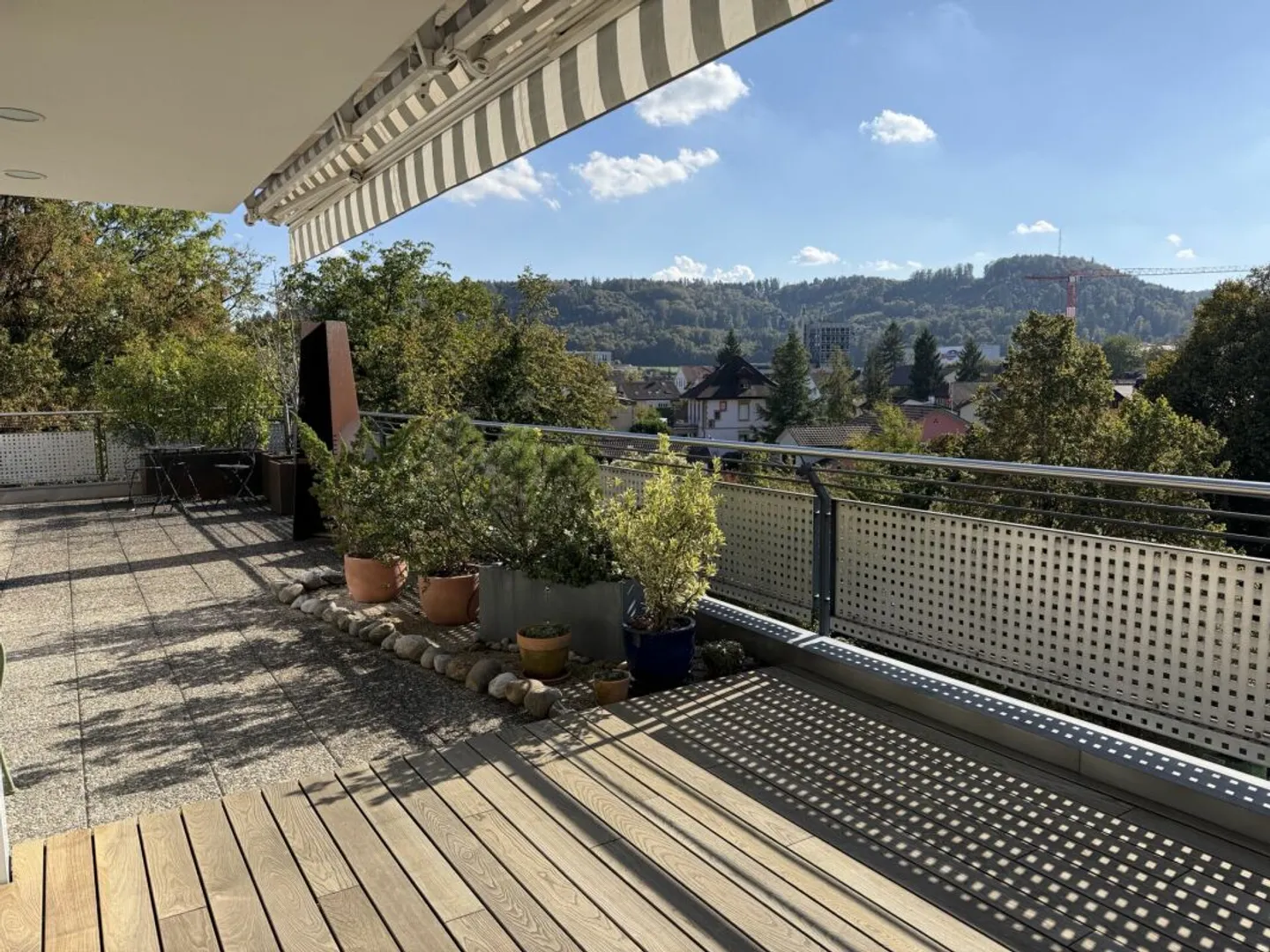 5.5-room penthouse apartment in the center yet in a quiet location with plenty of privacy 126 m2 net living area, more than 100 m2 terrace - Photo 11 of 12