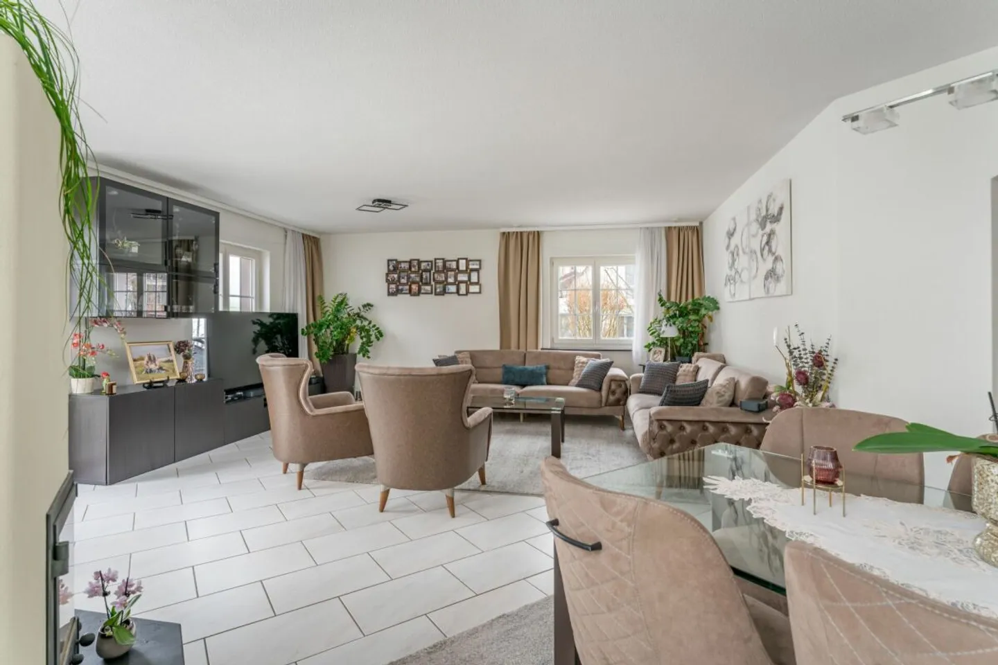 Geräumige 7- Zimmer Villa an der Landwirtschaftszone - Foto 3 di 13