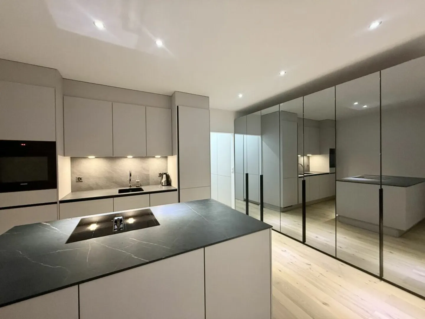 Completely renovated and high-quality modernized 1.5-room apartment with a magnificent view - Photo 7 of 13