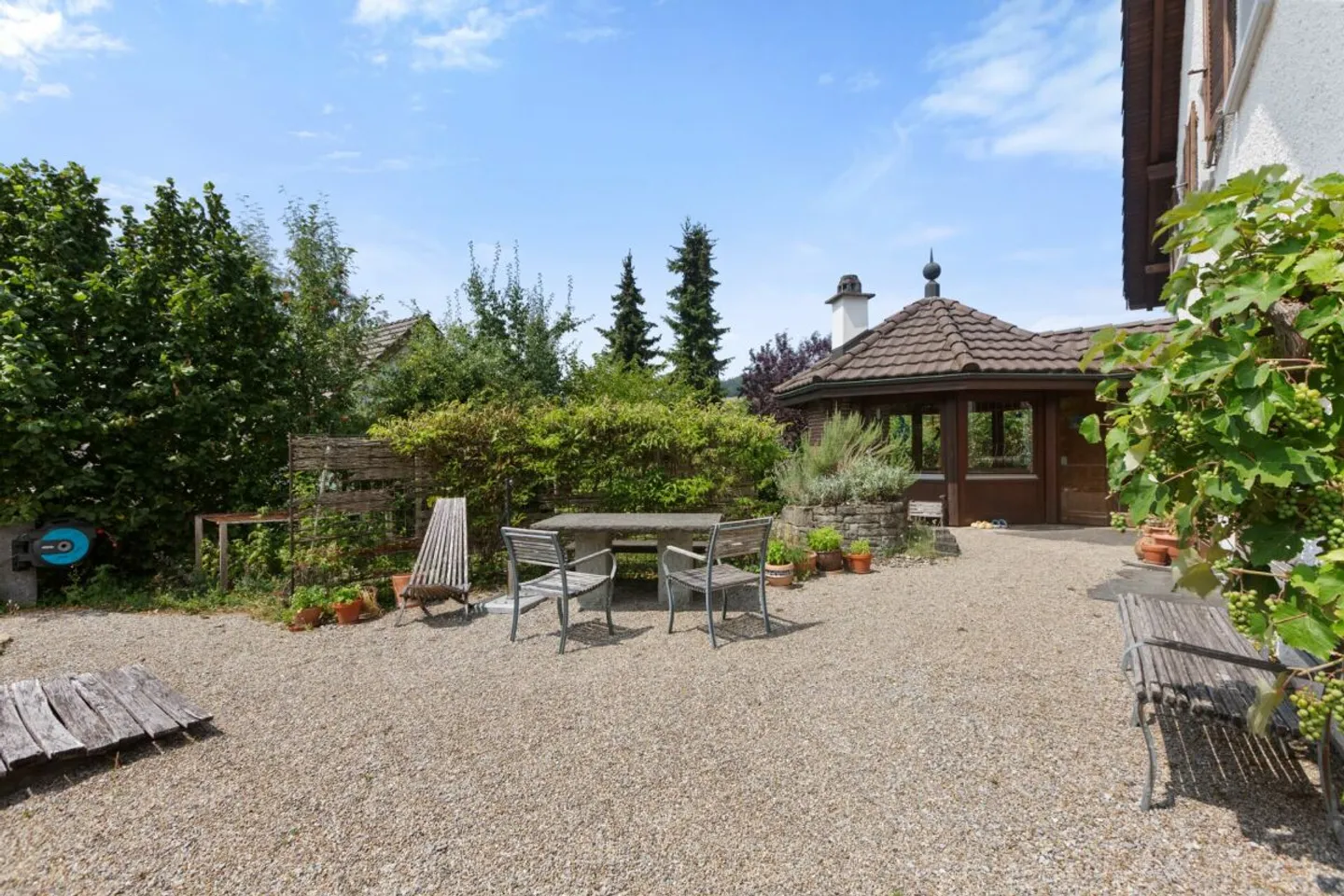Ein besonderes Zuhause mit Gartenidylle, Privatsphäre und viel Raum - Photo 2 sur 13