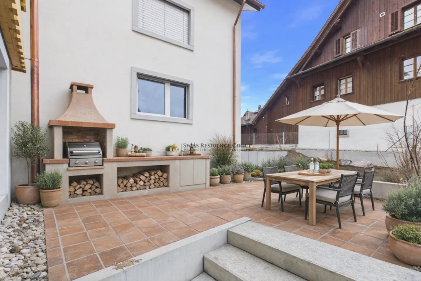 Spacious Family Home with Garden - Photo 2 of 13