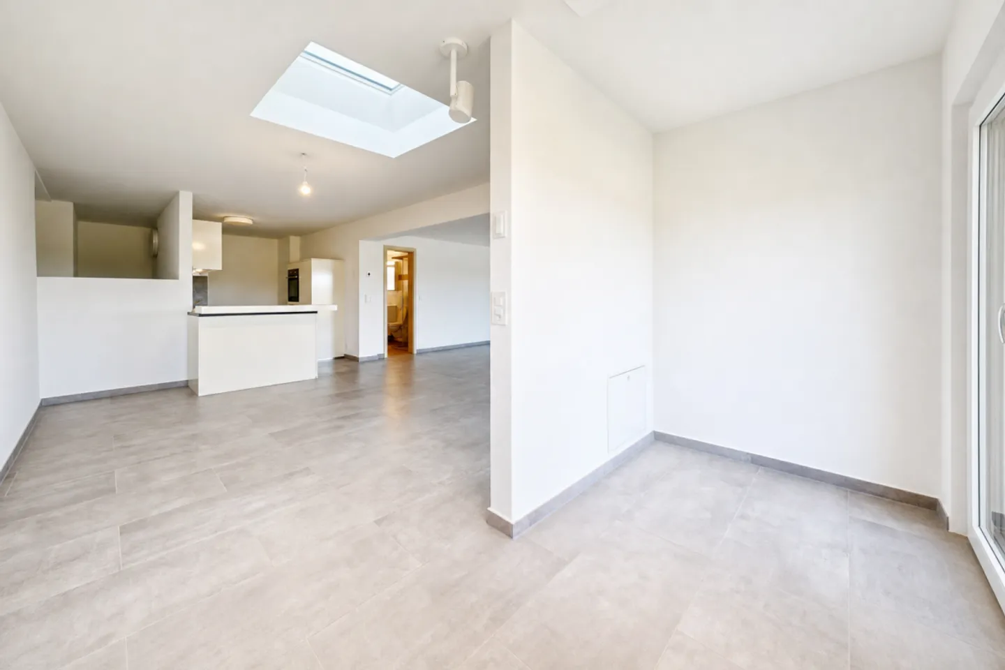 moderne Wohnung mit wundervoller Terrasse und Carport für zwei Fahrzeuge - Foto 4 di 13