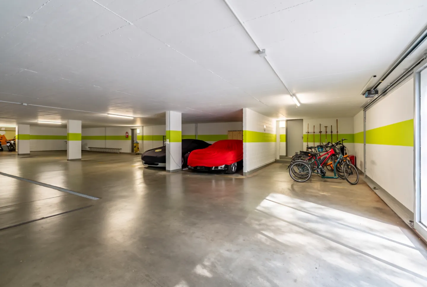 4.5 Chambres | Garage | Sauna | Salle Communautaire | Grand Jardin avec Espace Barbecue | Balcon Vitré - Photo 12 sur 13