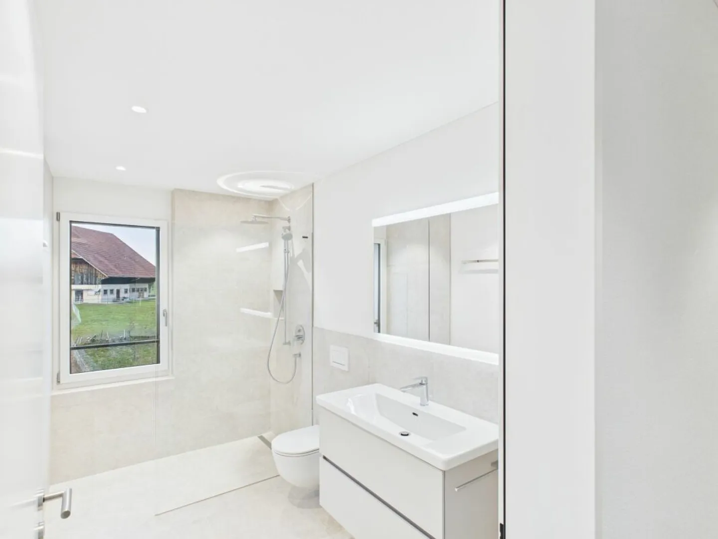 Modern and bright with high-quality finishing standards - Photo 10 of 13