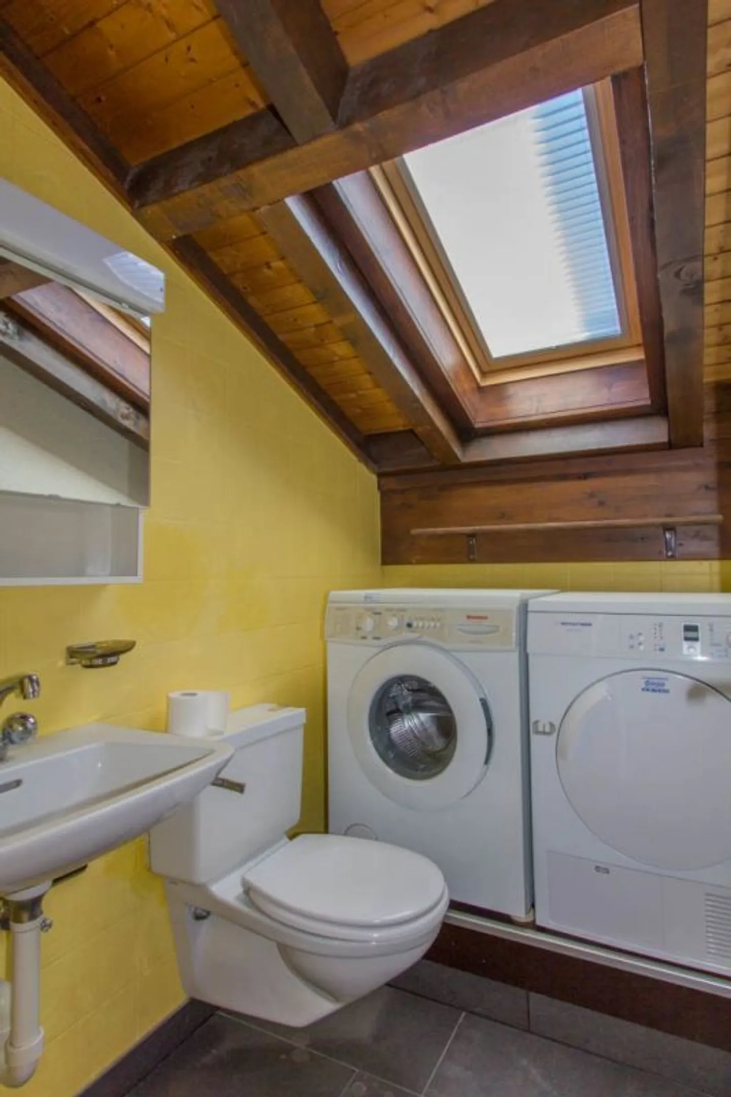 Ambiance pure : Appartement sous les combles avec cheminée - Photo 11 sur 13