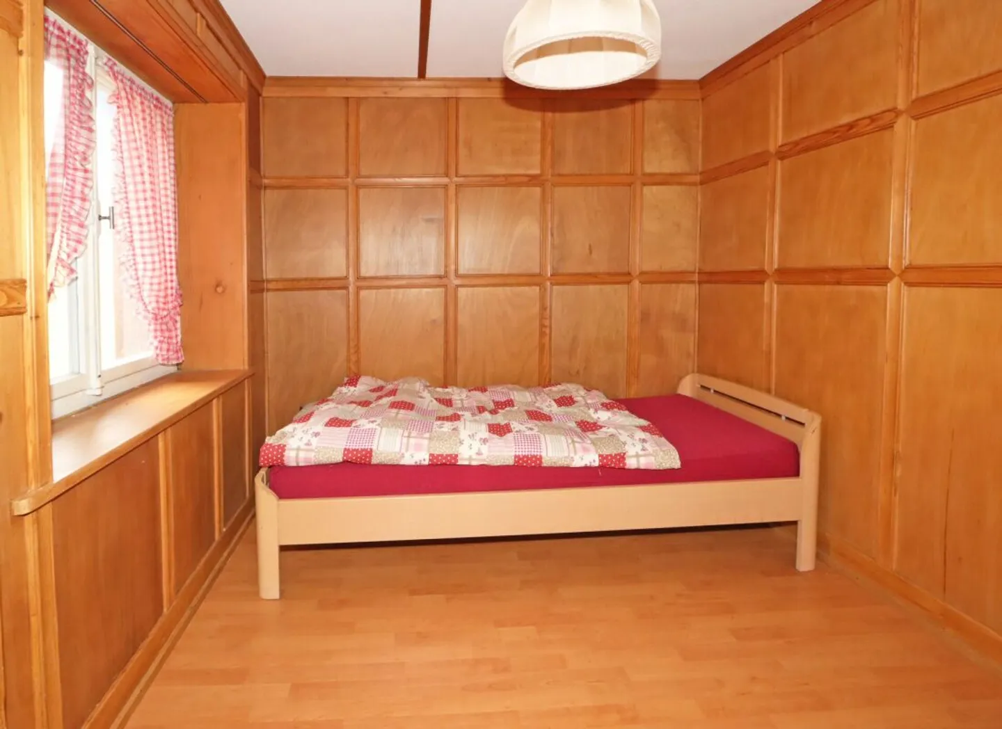 Freistehendes Einfamilienhaus an ruhiger und zentraler Lage in Näfels, Gemeinde Glarus Nord - Foto 9 di 12