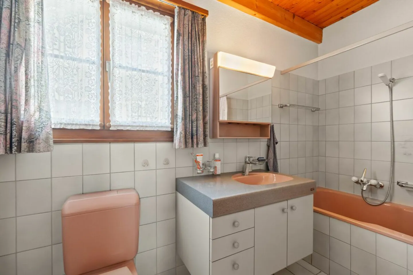 Casa unifamiliare luminosa in una posizione tranquilla con vista da sogno - Foto 9 di 13