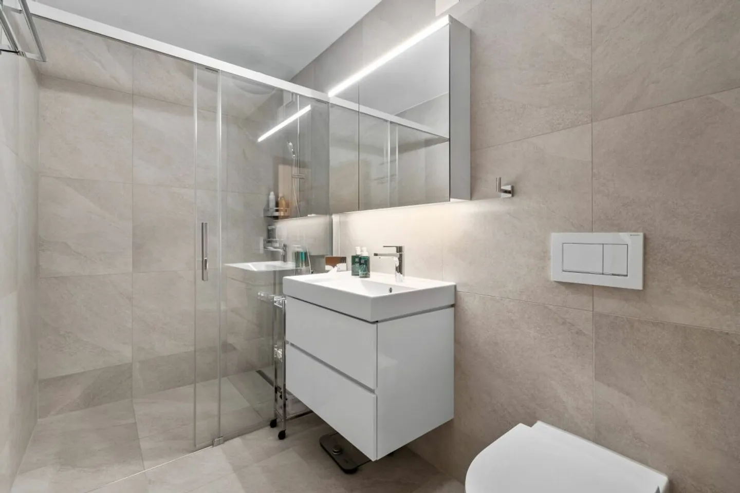 Appartement de vacances spacieux de 3 pièces avec balcon et une place de parking souterrain - Photo 12 sur 13