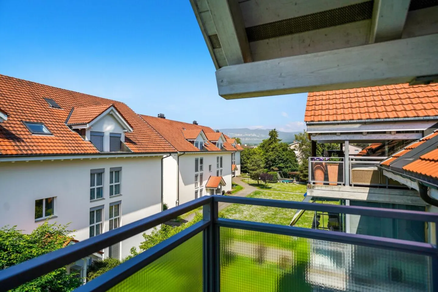 Appartement en duplex spacieux de 5,5 pièces au cœur de Studen - Photo 13 sur 13