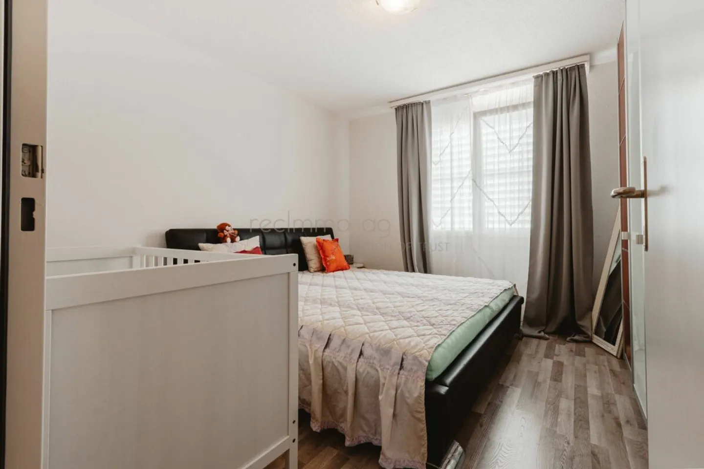 Condominium attrayant de 4,5 pièces avec balcon couvert à Cham - Photo 2 sur 13