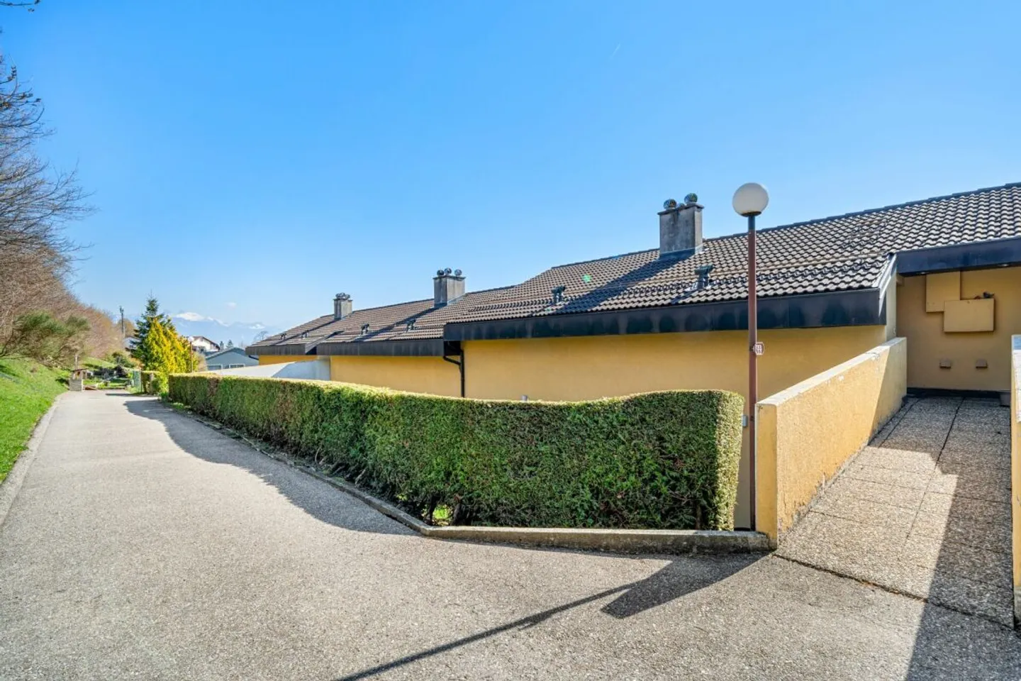 3.5 rooms with panoramic view of lake & mountains - Photo 2 of 13