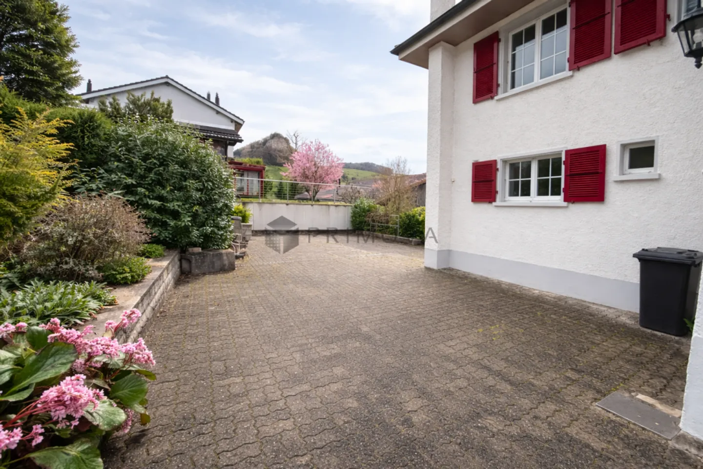 Charming two-family house with idyllic outdoor area and land reserve - Photo 3 of 3
